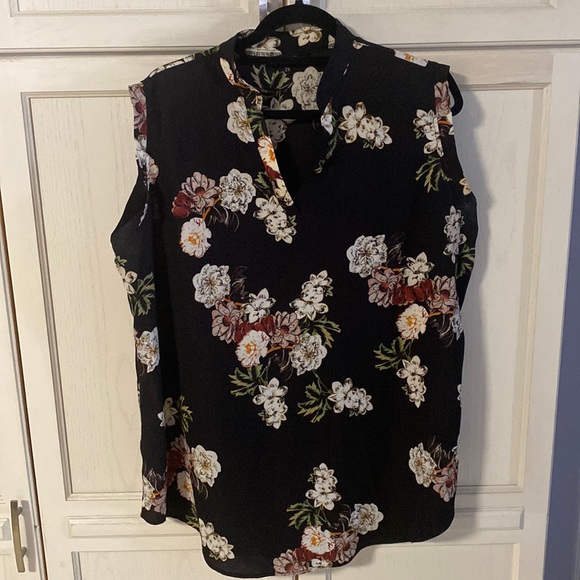 Amaryllis Tops - A beautiful plus size floral sleeveless top in 2X